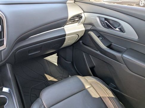 Used 2021 Chevrolet Traverse LT image 17