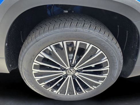 New 2026 Volkswagen Taos SE FWD image 7
