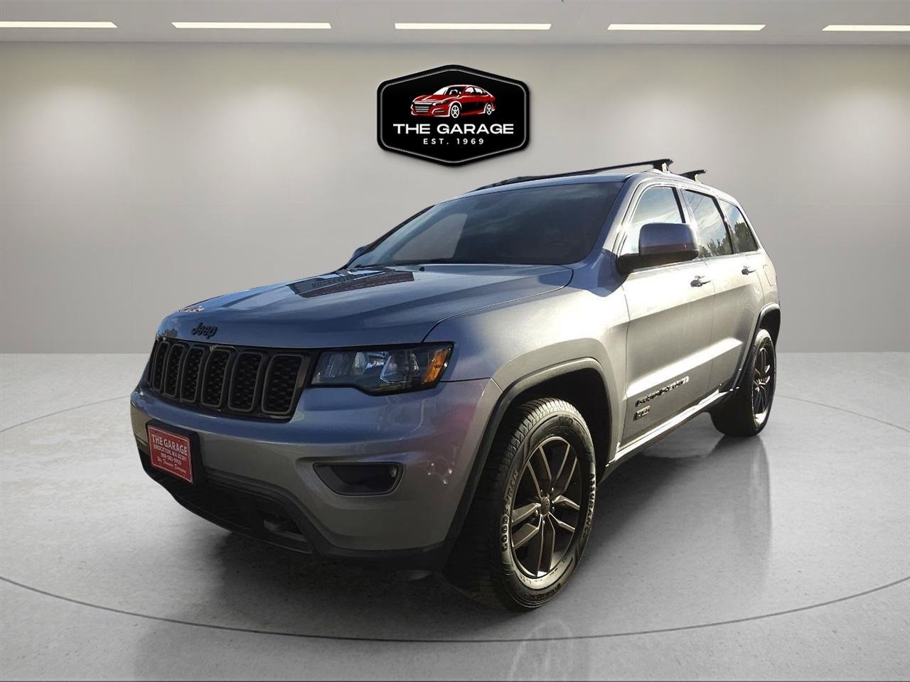 Used 2017 Jeep Grand Cherokee Laredo AWD/4WD image 1