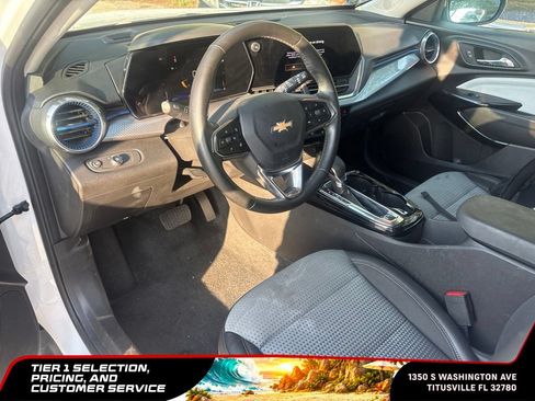 Used 2025 Chevrolet Trax LT w/ LT Convenience Package FWD image 9