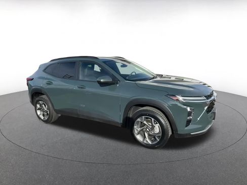 Used 2025 Chevrolet Trax LT image 2