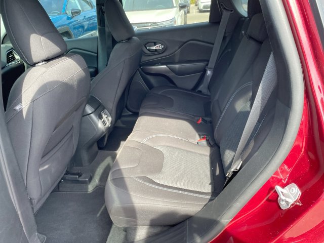 Used 2019 Jeep Cherokee Latitude w/ Popular Appearance Group AWD/4WD image 12