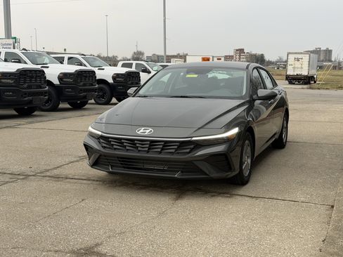 New 2026 Hyundai Elantra SE FWD image 11