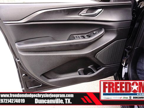 Certified 2025 Jeep Grand Cherokee Laredo image 37