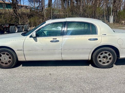 Used 2000 Lincoln Town Car Signature RWD image 10
