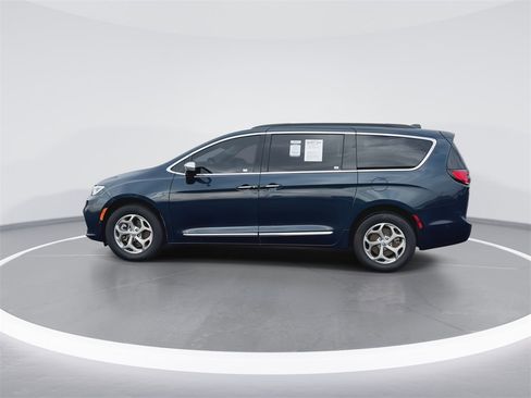 Used 2022 Chrysler Pacifica Limited image 5