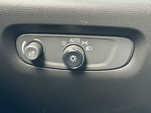 Used 2023 Chevrolet Traverse LT image 39