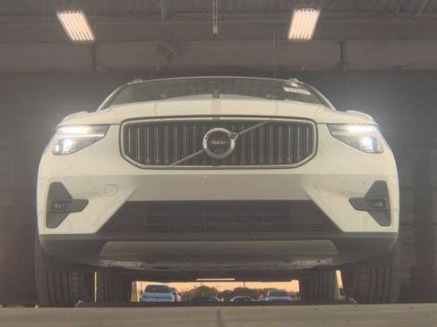 Used 2025 Volvo XC40 B5 Plus image 6