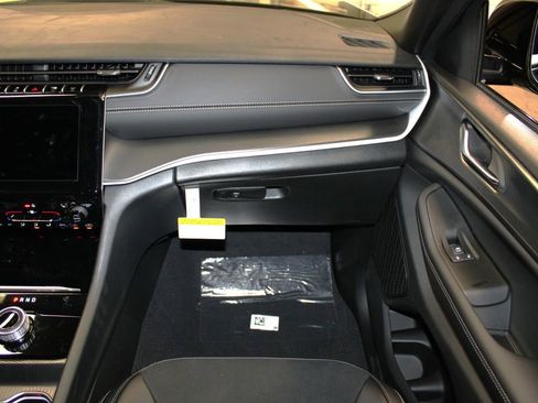 New 2025 Jeep Grand Cherokee Altitude image 32