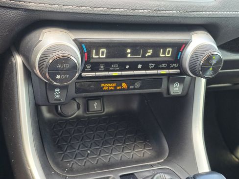 Used 2020 Toyota RAV4 XLE w/ Convenience Package FWD image 19