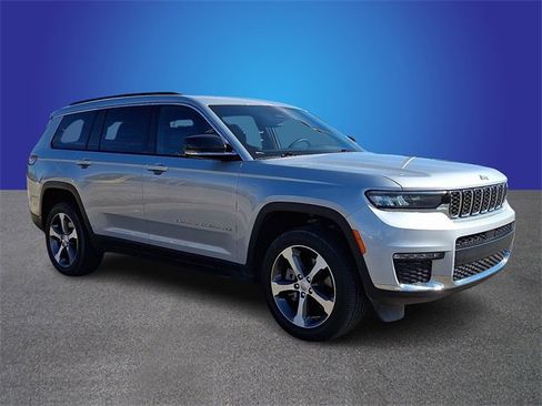 Used 2024 Jeep Grand Cherokee L Limited image 3