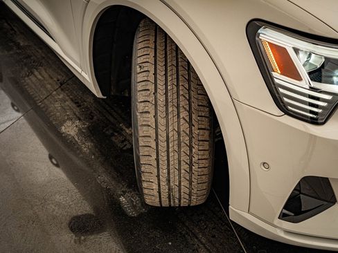 Used 2021 Audi e-tron Premium w/ Convenience Plus Package image 41