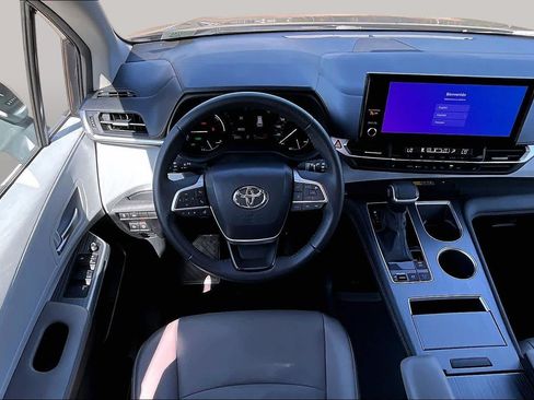 Used 2025 Toyota Sienna XLE FWD image 6