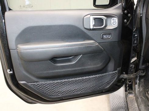 Used 2019 Jeep Wrangler Unlimited Sahara image 11
