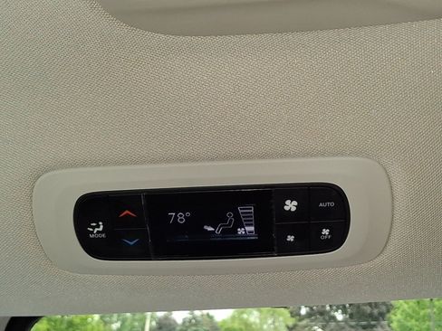 Used 2024 Chrysler Pacifica Touring-L FWD image 26