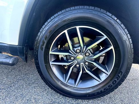 Used 2018 Jeep Grand Cherokee Limited image 31