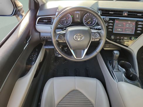 Used 2018 Toyota Camry SE w/ Convenience Package FWD image 9