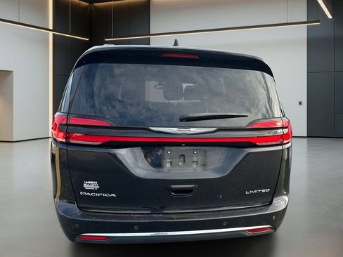Used 2023 Chrysler Pacifica Limited w/ Uconnect Theater Family Group FWD image 5