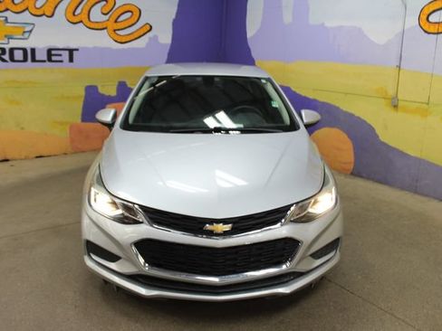 Used 2018 Chevrolet Cruze LT w/ LT Convenience Package FWD image 3