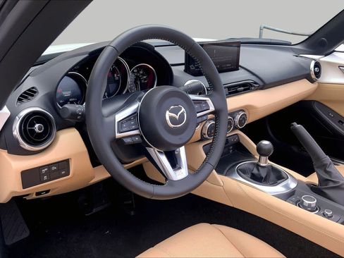 Used 2024 MAZDA MX-5 Miata Grand Touring w/ Appearance Package RWD image 18
