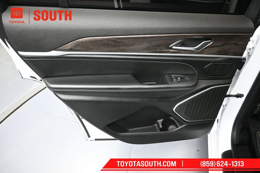 Used 2026 Jeep Grand Cherokee L Limited AWD/4WD image 31