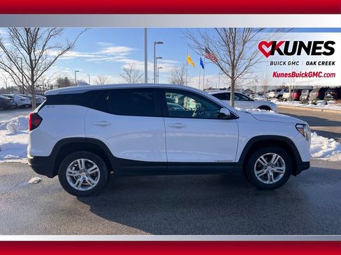 Used 2024 GMC Terrain SLE image 4