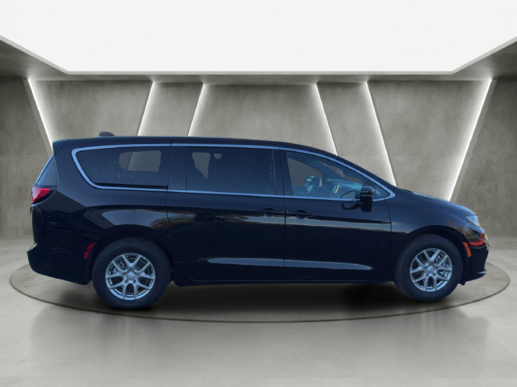 Used 2026 Chrysler Pacifica Select FWD image 8