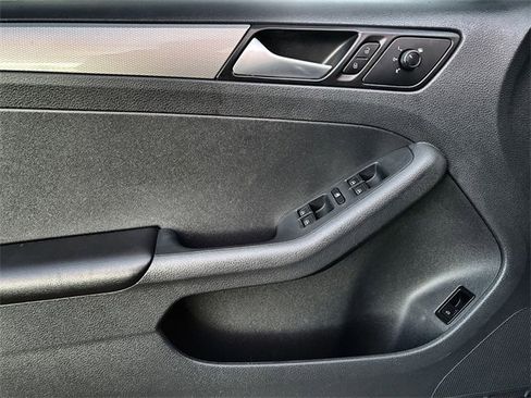 Used 2017 Volkswagen Jetta SE image 13