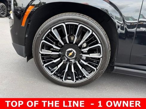 Certified 2025 Chevrolet Suburban High Country AWD/4WD image 9