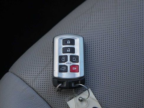 Used 2017 Toyota Sienna Limited Premium FWD image 28