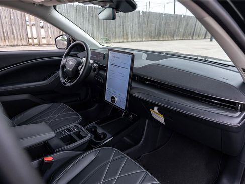 Certified 2025 Ford Mustang Mach-E Select RWD image 31