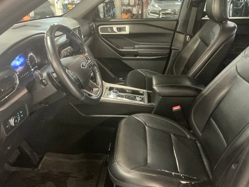 Used 2020 Ford Explorer XLT w/ Equipment Group 202A AWD/4WD image 14