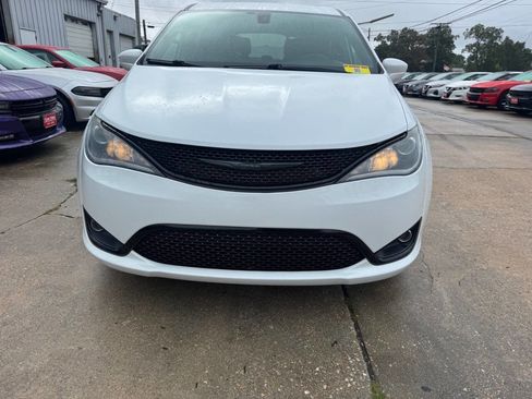 Used 2019 Chrysler Pacifica Touring Plus w/ S Appearance Package image 3