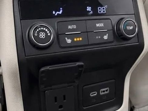 Used 2023 GMC Acadia Denali w/ Denali Ultimate Package AWD/4WD image 26