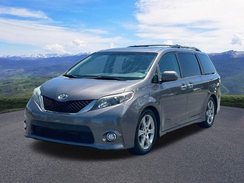 Used 2013 Toyota Sienna SE FWD image 1