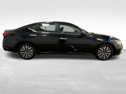 Used 2024 Nissan Altima 2.5 SV image 2