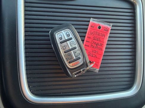 Used 2023 Chrysler Pacifica Touring-L FWD image 33