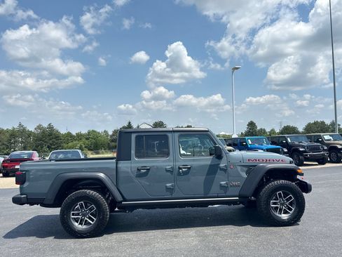 Used 2026 Jeep Gladiator Mojave AWD/4WD image 2