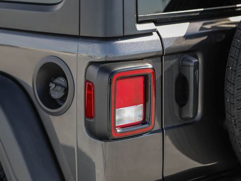 Used 2022 Jeep Wrangler Sport image 9