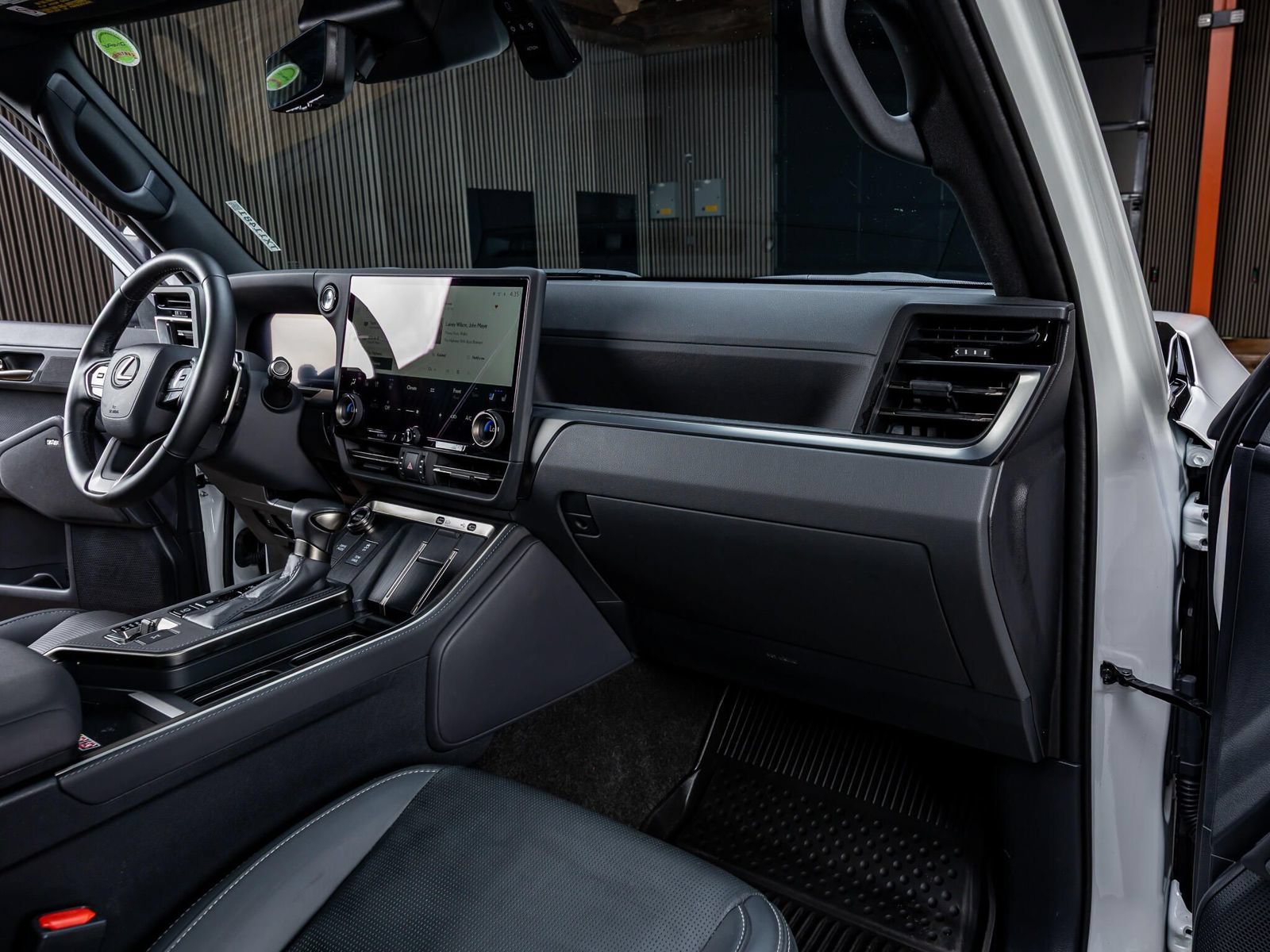 Used 2025 Lexus GX 550 w/ Accessory Package (31) AWD/4WD image 18