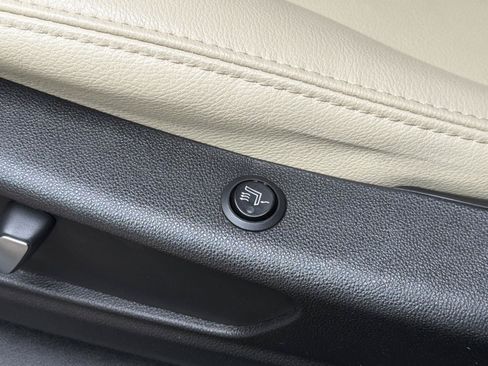 Used 2019 Cadillac XT5 FWD image 17