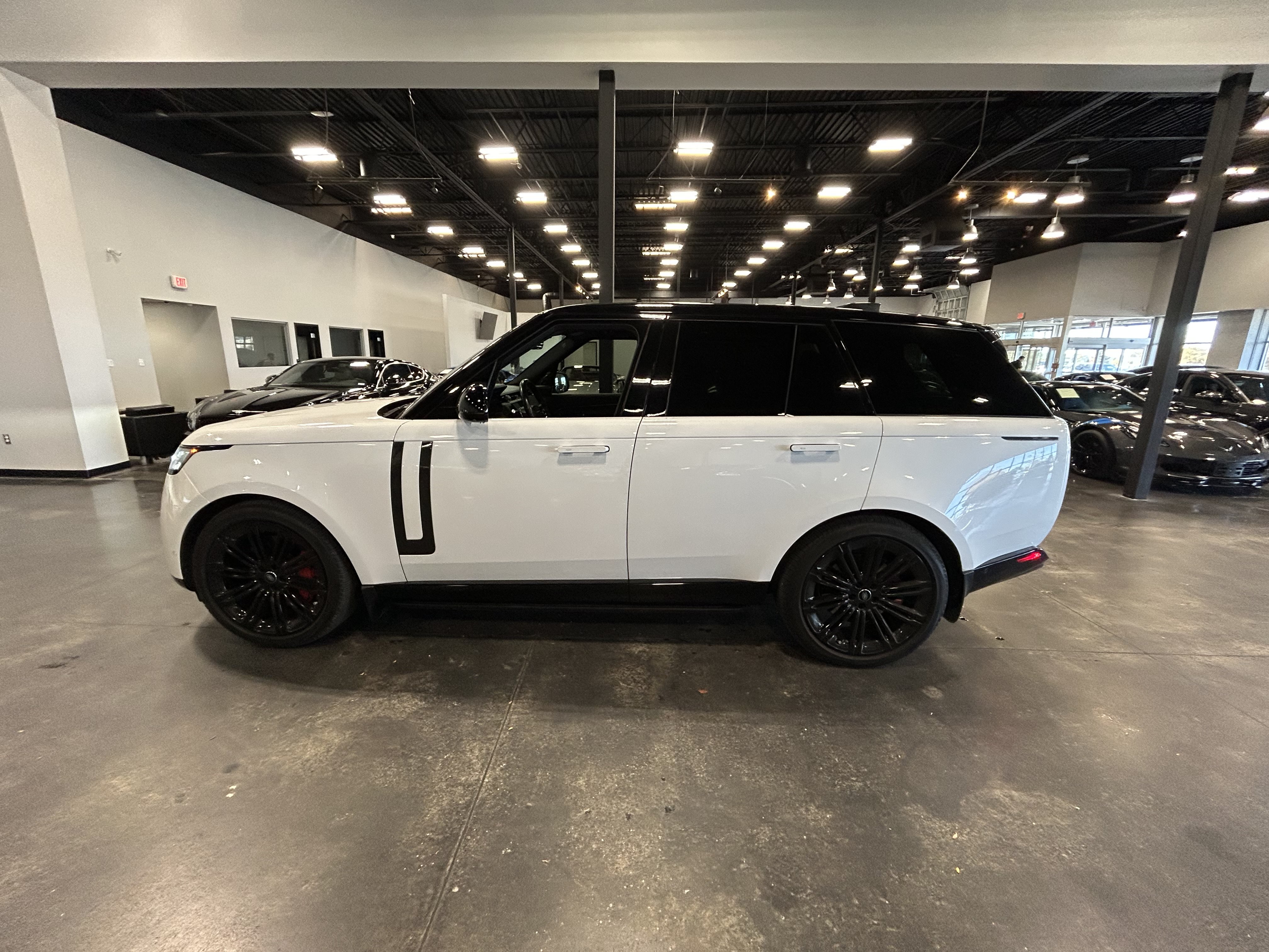 Used 2024 Land Rover Range Rover SE AWD/4WD image 5