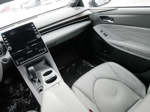 Used 2020 Toyota Avalon Limited image 11