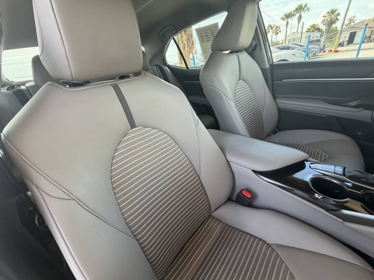 Used 2022 Toyota Camry SE FWD image 17