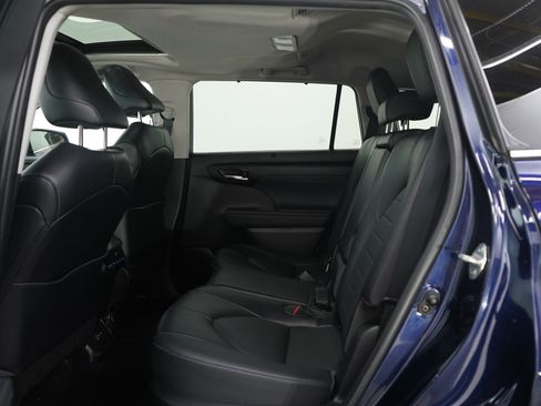 Used 2022 Toyota Highlander XLE AWD/4WD image 19