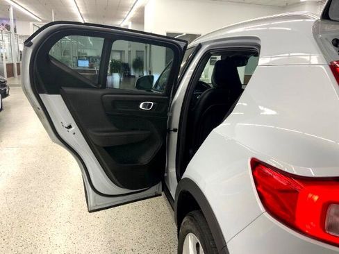 Used 2022 Volvo XC40 T4 Momentum image 28