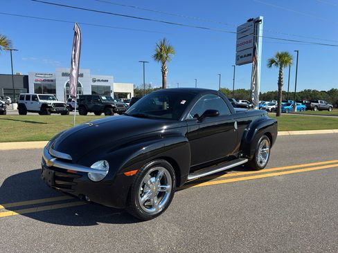 Used 2004 Chevrolet SSR w/ Preferred Equipment Group image 2