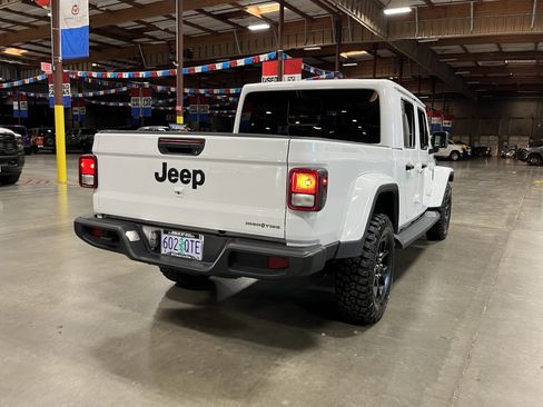 Certified 2025 Jeep Gladiator Sport AWD/4WD image 5