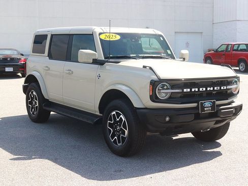 Used 2025 Ford Bronco Outer Banks AWD/4WD image 3