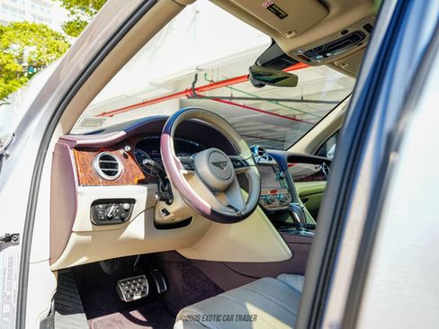 Used 2017 Bentley Bentayga image 36